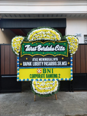Papan Bunga Duka di Belakang Pondok