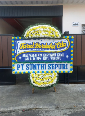 Papan Bunga Duka di Belakang Pondok
