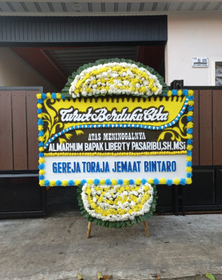 Papan Bunga Duka di Belakang Pondok