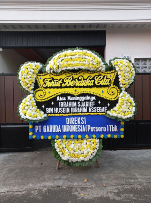Papan Bunga Duka di Belakang Pondok