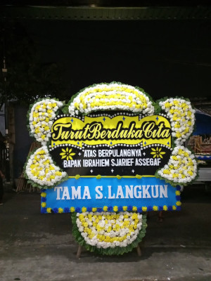 Papan Bunga Duka di Belakang Pondok