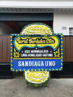 Papan Bunga Duka di Belakang Pondok