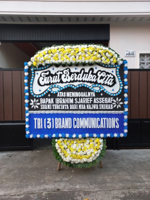 Papan Bunga Duka di Belakang Pondok